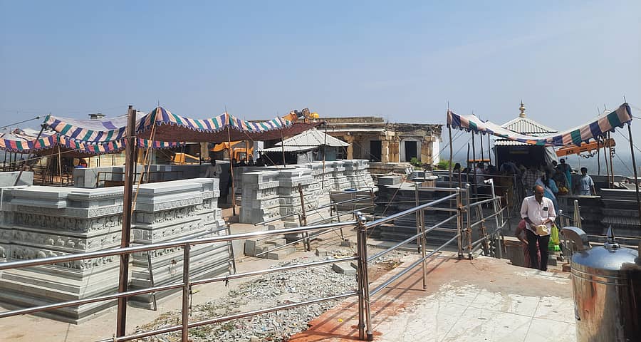 ಭ್ರಮರಾಂಬಾ ಸಮೇತ ಮುಡುಕುತೊರೆ ಮಲ್ಲಿಕಾರ್ಜುನ ದೇವಸ್ಥಾನದ ಈಗಿನ ಸ್ಥಿತಿ ಇದು... ಪ್ರಜಾವಾಣಿ ಚಿತ್ರ