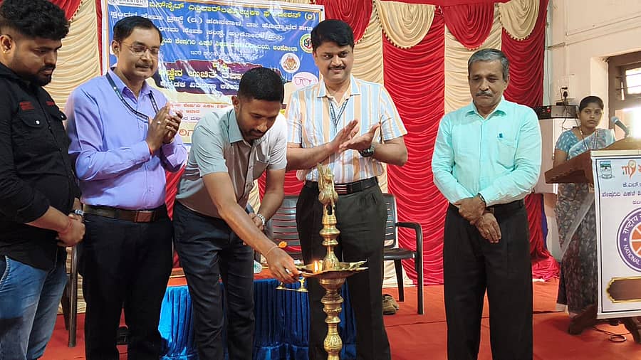 ಅಂಕೋಲಾ ಪಟ್ಟಣದ ಕೆಎಲ್ಇ ಶಿಕ್ಷಣ ಮಹಾವಿದ್ಯಾಲಯದಲ್ಲಿ ಆಯೋಜಿಸಿದ್ದ ಕಣ್ಣಿನ ಉಚಿತ ತಪಾಸಣೆ ಹಾಗೂ ಕನ್ನಡಕ ವಿತರಣಾ ಕಾರ್ಯಕ್ರಮವನ್ನು ಡಾ.ಕರುಣಾಕರ್ ನಾಯ್ಕ ಉದ್ಘಾಟಿಸಿದರು