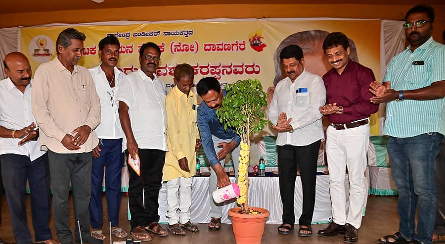 ದಾವಣಗೆರೆಯ ಚನ್ನಗಿರಿ ಕೇಶವಮೂರ್ತಿ ರೋಟರಿ ಸಭಾಂಗಣದಲ್ಲಿ ನಡೆದ ನುಡಿನಮನ ಕಾರ್ಯಕ್ರಮವನ್ನು ಗಣ್ಯರು ಸಸಿಗೆ ನೀರುಣಿಸಿ ಉದ್ಘಾಟಿಸಿದರು