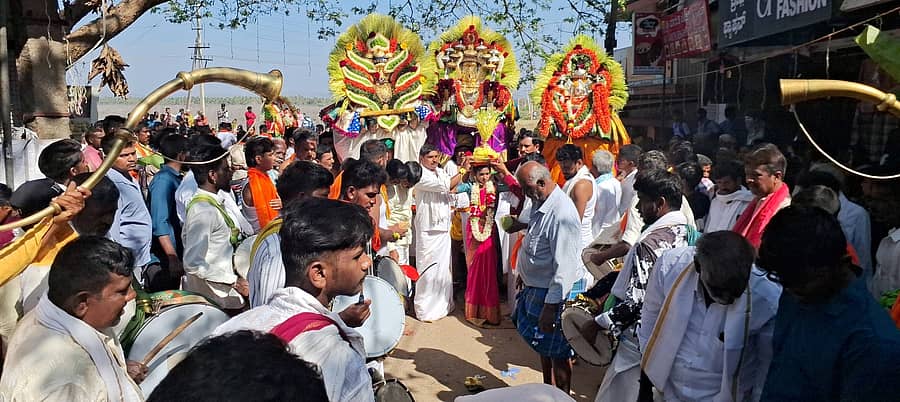 ಹುಳಿಯಾರಮ್ಮ ಜಾತ್ರಾ ಮಹೋತ್ಸವದ ಅಂಗವಾಗಿ ಕಳಸ ಮಹೋತ್ಸವ ನಡೆಯಿತು