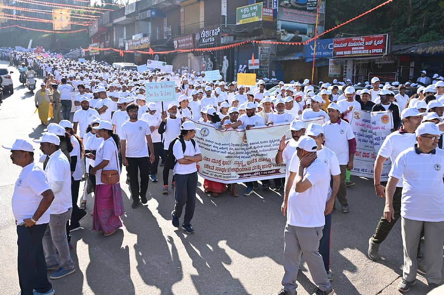 <div class="paragraphs"><p>ಕೊಡಗು ಜಿಲ್ಲಾಡಳಿತ, ರಾಜೀವ್ ಗಾಂಧಿ ಆರೋಗ್ಯ ವಿಜ್ಞಾನಗಳ ವಿಶ್ವವಿದ್ಯಾಲಯ, ಕೊಡಗು ವೈದ್ಯಕೀಯ ವಿಜ್ಞಾನ ಸಂಸ್ಥೆ ವತಿಯಿಂದ ಶನಿವಾರ ಮಡಿಕೇರಿಯಲ್ಲಿ ನಡೆದ ‘ನಶಾ ಮುಕ್ತ ಭಾರತ-ಸ್ವಾಸ್ಥ್ಯ ಭಾರತ’ ಹಾಗೂ ‘ಅಂಗಾಂಗ ದಾನ ಅಭಿಯಾನ(ಜೀವ ಸಾರ್ಥಕತೆ ಅಭಿಯಾನ)’ದ ಪ್ರಯುಕ್ತ ನಡೆದ ಜಾಥಾದಲ್ಲಿ ಹೆಚ್ಚಿನ ಸಂಖ್ಯೆಯಲ್ಲಿ ವಿದ್ಯಾರ್ಥಿಗಳು ಭಾಗವಹಿಸಿದ್ದರು&nbsp;</p></div>