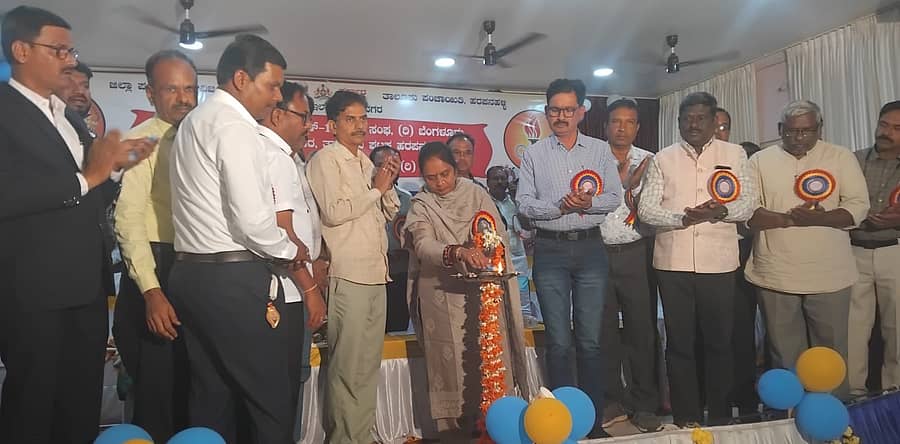 ಹರಪನಹಳ್ಳಿ ನಗರದ ತೆಗ್ಗಿನಮಠ ಸಭಾಂಗಣದಲ್ಲಿ ನಡೆದ   ಸಮಾರಂಭಕ್ಕೆ ಶಾಸಕಿ ಎಂ.ಪಿ.ಲತಾ ಮಲ್ಲಿಕಾರ್ಜುನ ಚಾಲನೆ ನೀಡಿದರು 