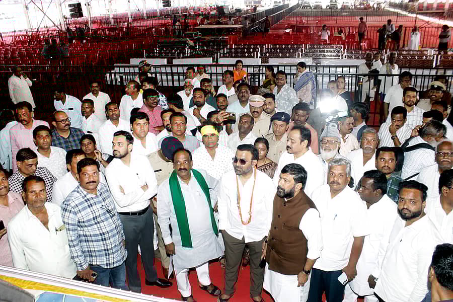 ಹುಬ್ಬಳ್ಳಿ ತಾಲ್ಲೂಕಿನ ಶಿರಗುಪ್ಪಿ ಗ್ರಾಮದ ಬಳಿ ವೇದಿಕೆ ನಿರ್ಮಾಣದ ಅಂತಿಮ ಸಿದ್ಧತೆಯನ್ನು ಶನಿವಾರ ಜಿಲ್ಲಾ ಉಸ್ತುವಾರಿ ಸಚಿವ ಸಂತೋಷ ಲಾಡ್‌, ಶಾಸಕ ಎನ್‌.ಎಚ್‌.ಕೋನರಡ್ಡಿ, ಸರ್ಕಾರದ ಮುಖ್ಯ ಸಚೇತಕ ಸಲೀಂ ಅಹಮ್ಮದ್ ವೀಕ್ಷಿಸಿದರು. ಜಿಲ್ಲಾ ಪಂಚಾಯಿತಿ ಸಿಇಒ ಭುವನೇಶ ಪಾಟೀಲ ಹಾಗೂ ವಿವಿಧ ಇಲಾಖೆಗಳ ಅಧಿಕಾರಿಗಳು ಉಪಸ್ಥಿತರಿದ್ದರು