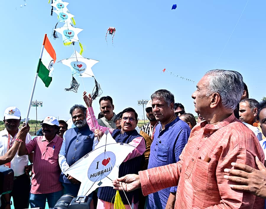 ಹುಬ್ಬಳ್ಳಿಯ ಕುಸಗಲ್‌ ರಸ್ತೆಯ ಮೈದಾನದಲ್ಲಿ ಸಾಂಸ್ಕೃತಿಕ, ಕ್ರೀಡಾ ಮಹೋತ್ಸವ ಹಾಗೂ ಅಂತರರಾಷ್ಟ್ರೀಯ ಮಟ್ಟದ ಗಾಳಿಪಟ ಉತ್ಸವಕ್ಕೆ ಗಣ್ಯರು ಶನಿವಾರ ಚಾಲನೆ ನೀಡಿದರು
