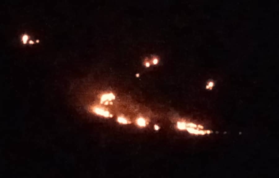 ಹನೂರು ಕ್ಷೇತ್ರ ವ್ಯಾಪ್ತಿಯ ಇಕ್ಕಡಹಳ್ಳಿ ಬಳಿಯಿರುವ ಕಲಗಚ್ಚು ಗುಡ್ಡದಲ್ಲಿ ಬೆಂಕಿ ಕಾಣಿಸಿಕೊಂಡಿರುವುದು