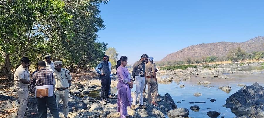 ಮಲೆ ಮಹದೇಶ್ವರ ಬೆಟ್ಟದಲ್ಲಿ ಫೆ.14ರಿಂದ 18ರವರೆಗೆ ನಡೆಯಲಿರುವ ಮಹಾಶಿವರಾತ್ರಿ ಜಾತ್ರಾ ಮಹೋತ್ಸವ ನಡೆಯುವ ಹಿನ್ನೆಲೆಯಲ್ಲಿ ಜಿಲ್ಲಾಧಿಕಾರಿ ಶ್ರೀರೂಪ ಹಾಗೂ ಜಿಲ್ಲಾ ಪೊಲೀಸ್ ವರಿಷ್ಠಾಧಿಕಾರಿ ಮುತ್ತುರಾಜು ಕಾವೇರಿ ನದಿ ದಾಟಿ ಪಾದಯಾತ್ರೆ ಬರುವ ಬಸವನಕಡ ಪ್ರದೇಶಕ್ಕೆ ಭೇಟಿನೀಡಿ ಪರಿಶೀಲಿಸಿದರು