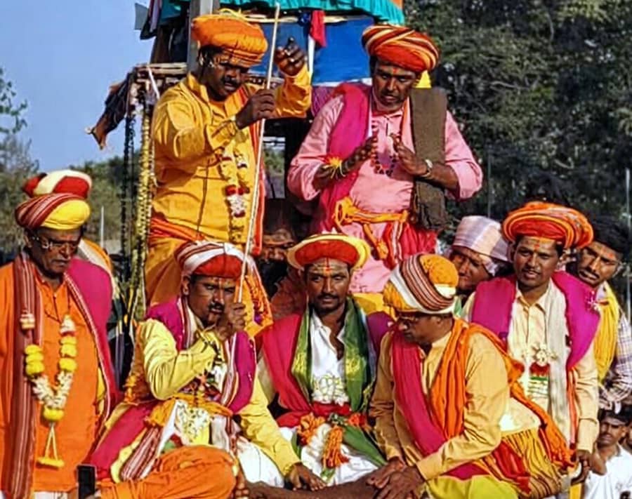 ಮಲೇಬೆನ್ನೂರು ಸಮೀಪದ ದೇವರ ಬೆಳಕೆರೆ ಮೈಲಾರ ಲಿಂಗೇಶ್ವರ ರಥೋತ್ಸವದ ಪ್ರಯುಕ್ತ ಶನಿವಾರ ನಡೆದ ಕಾಲಶಸ್ತ್ರ ಪವಾಡದ ಅಂಗವಾಗಿ ಕಾಲಿನೊಳಗೆ ತ್ರಿಶೂಲ  ತೂರಿಸಿಕೊಳ್ಳುತ್ತಿರುವ ಗೊರವಪ್ಪ