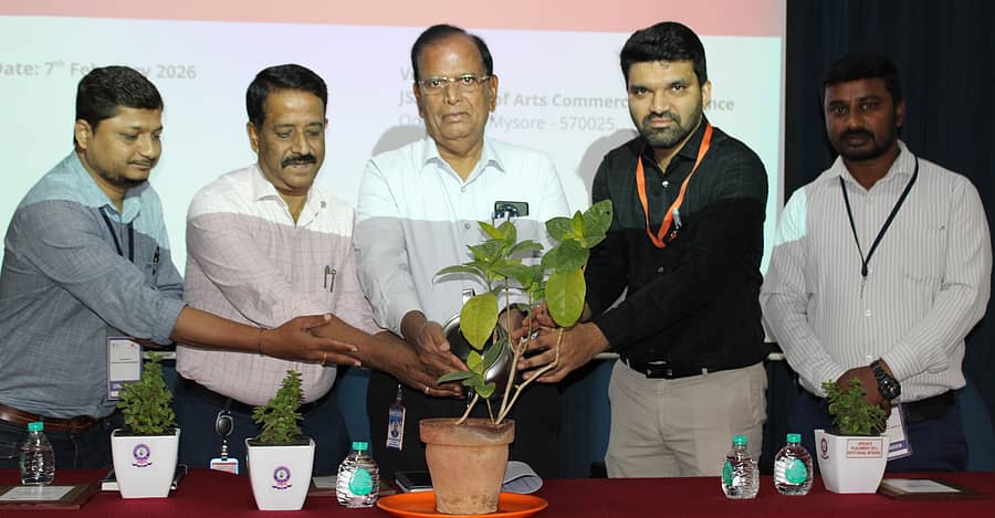 ಮೈಸೂರಿನ ಊಟಿ ರಸ್ತೆಯ ಜೆಎಸ್‌ಎಸ್‌ ಕಾಲೇಜಿನಲ್ಲಿ ಶನಿವಾರ ಅಯೋಜಿಸಿದ್ದ ಉದ್ಯೋಗ ಮೇಳವನ್ನು ಪ್ರೊ.ಬಿ.ವಿ. ಸಾಂಬಶಿವಯ್ಯ ಉದ್ಘಾಟಿಸಿದರು