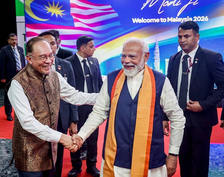 ಕ್ವಾಲಾಲಂಪುರದಲ್ಲಿ ಶನಿವಾರ ನಡೆದ ಭಾರತೀಯ ಸಮುದಾಯದವರೊಂದಿಗೆ ಸಂವಾದ ಕಾರ್ಯಕ್ರಮದಲ್ಲಿ ಪ್ರಧಾನಿ ನರೇಂದ್ರ ಮೋದಿ ಹಾಗೂ ಮಲೇಷ್ಯಾ ಪ್ರಧಾನಿ ಅನ್ವರ್‌ ಇಬ್ರಾಹಿಂ ಪರಸ್ಪರ ಹಸ್ತಲಾಘವ ಮಾಡಿದರು  –ಪಿಟಿಐ ಚಿತ್ರ