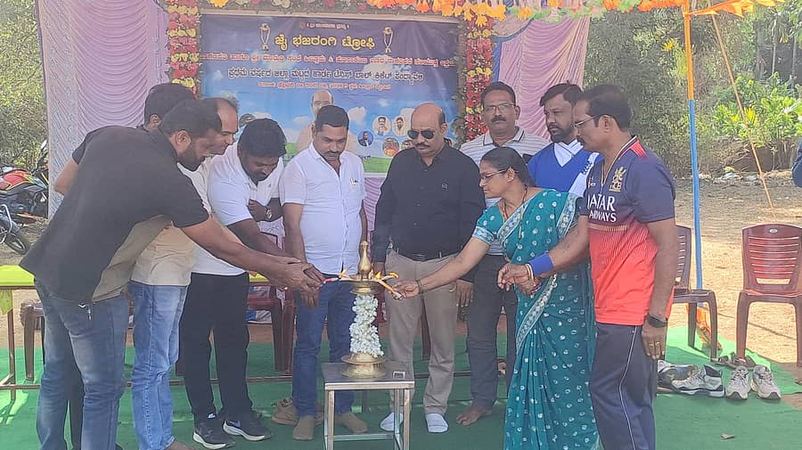 ಅಂಕೋಲಾ ತಾಲ್ಲೂಕಿನ ಹಿಲ್ಲೂರಿನಲ್ಲಿ ನಡೆದ ಜಿಲ್ಲಾ ಮಟ್ಟದ ಹಾರ್ಡ್ ಬಾಲ್ ಕ್ರಿಕೆಟ್ ಪಂದ್ಯಾವಳಿಗೆ ಗಣ್ಯರು ಚಾಲನೆ ನೀಡಿದರು