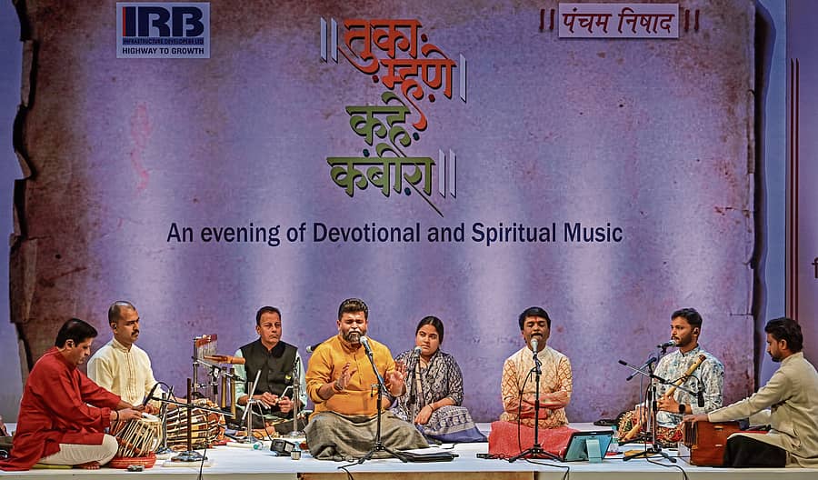 ತುಖಾಮಣೆ ಕಾಹೆ ಕಬೀರ್ ಕಾರ್ಯಕ್ರಮದಲ್ಲಿ ಭುವನೇಶ ಭುವನೇಶ್ ಕೋಮಕಲಿ ಹಾಗೂ ಜಯತೀರ್ಥ ಮೇವುಂಡಿ ಅವರ ಗಾಯನ ಚಿತ್ರ: ಪ್ರಶಾಂತ್ ಎಚ್.ಜಿ.