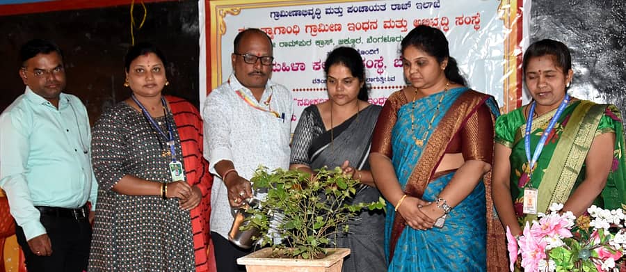 ಹುಕ್ಕೇರಿ ತಾಲ್ಲೂಕಿನ ಹಿಡಕಲ್ ಡ್ಯಾಂನಲ್ಲಿ ಜರುಗಿದ ನವೀಕರಿಸಬಹುದಾದ ಇಂಧನ ಹಾಗೂ ಮಳೆನೀರು ಕೊಯ್ಲು ಕುರಿತು ಜರುಗಿದ ತರಬೇತಿಯನ್ನು ಹೊಸಪೇಟ ಗ್ರಾಮ ಪಂಚಾಯ್ತಿ ಪಿಡಿಒ ನೀಲಕಂಠ ಕುಲಕರ್ಣಿ ಉದ್ಘಾಟಿಸಿದರು.