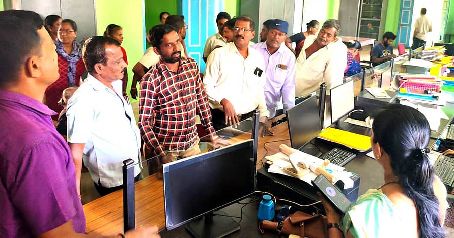 ಐರೋಡಿ ಗ್ರಾಮ ಪಂಚಾಯಿತಿ ವ್ಯಾಪ್ತಿಯ 2ನೇ ವಾರ್ಡ್‌ನಲ್ಲಿ ನೀರಿಗಾಗಿ ಪಂಚಾಯಿತಿಗೆ ಮುತ್ತಿಗೆ ಹಾಕಿ ಪ್ರತಿಭಟನೆ ನಡೆಸಿದ ಘಟನೆ ಶನಿವಾರ ನಡೆದಿದೆ.