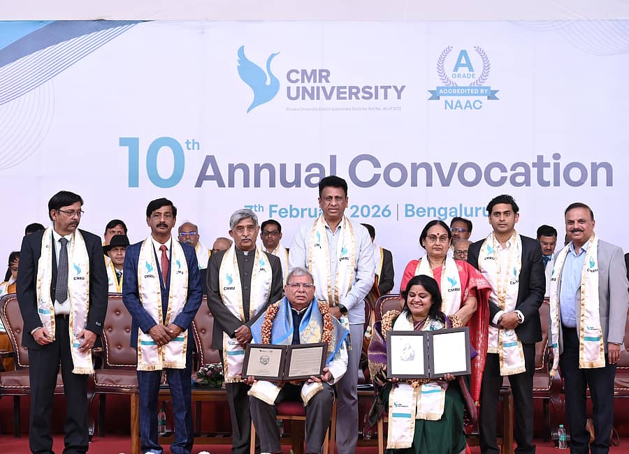 ಸಿಎಂಆರ್‌ ವಿಶ್ವವಿದ್ಯಾಲಯದ 10ನೇ ಘಟಿಕೋತ್ಸವದಲ್ಲಿ ಬೆಳಗಾವಿ ವಿಶ್ವೇಶ್ವರಯ್ಯ ತಾಂತ್ರಿಕ ವಿಶ್ವವಿದ್ಯಾಲಯ ವಿಶ್ರಾಂತ ಕುಲಪತಿ ಕೆ.ಬಲವೀರರೆಡ್ಡಿ, ಗಾಯಕಿ ಸಂಗೀತ ಕಟ್ಟಿ ಅವರಿಗೆ ಗೌರವ ಡಾಕ್ಟರೇಟ್‌ ಪ್ರದಾನ ಮಾಡಲಾಯಿತು.
