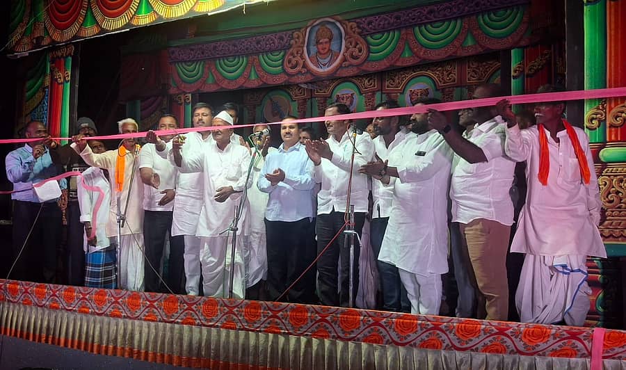 ತಾಳಿಕೋಟೆ ತಾಲ್ಲೂಕಿನ ಹಡಗಿನಾಳ ಗ್ರಾಮ ದೇವತೆ ಜಾತ್ರೆ ಅಂಗವಾಗಿ ಹಮ್ಮಿಕೊಂಡಿದ್ದ ನಾಟಕ ಪ್ರದರ್ಶನ ಕಾರ್ಯಕ್ರಮವನ್ನು ಮುಖಂಡ ಶಾಂತಗೌಡ ಪಾಟೀಲ(ನಡಹಳ್ಳಿ) ಶುಕ್ರವಾರ ಉದ್ಘಾಟಿಸಿದರು 