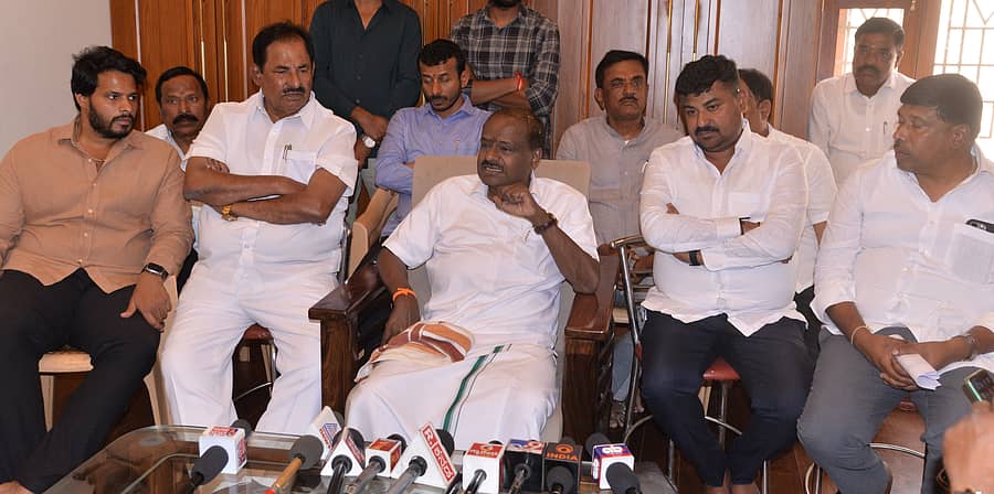 ಕೋಲಾರದಲ್ಲಿ ಶನಿವಾರ ಸುದ್ದಿಗಾರರೊಂದಿಗೆ ಕೇಂದ್ರ ಸಚಿವ ಎಚ್.ಡಿ.ಕುಮಾರಸ್ವಾಮಿ ಮಾತನಾಡಿದರು. ನಿಖಿಲ್‌ ಕುಮಾರಸ್ವಾಮಿ, ಜಿ.ಕೆ.ವೆಂಕಟಶಿವಾರೆಡ್ಡಿ, ಸಮೃದ್ಧಿ ಮಂಜುನಾಥ್‌, ಎಂ.ಮಲ್ಲೇಶ್‌ ಬಾಬು, ಇಂಚರ ಗೋವಿಂದರಾಜು ಪಾಲ್ಗೊಂಡಿದ್ದರು