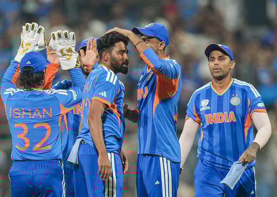 ಮೊಹಮ್ಮದ್ ಸಿರಾಜ್ ಅವರನ್ನು ಅಭಿನಂದಿಸಿದ ಸಹ ಆಟಗಾರರು 