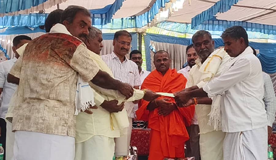 ಕಿಕ್ಕೇರಿ ಹೋಬಳಿಯ ಶಟ್ಟಹಳ್ಳಿ ಗ್ರಾಮದಲ್ಲಿ ಶುಕ್ರವಾರ ನೂತನವಾಗಿ ಉದ್ಘಾಟನೆಗೊಂಡ ಹುರುಚಲಮ್ಮ ದೇಗುಲ ಅಭಿವೃದ್ಧಿಗಾಗಿ ಆರ್‌ಟಿ‌ಒ ಮಲ್ಲಿಕಾರ್ಜುನ ₹50 ಸಾವಿರ ಕಾಣಿಕೆ ನೀಡಿದರು. ರುದ್ರಮುನಿ ಸ್ವಾಮೀಜಿ, ಮೊಟ್ಟೆ ಮಂಜು ಇದ್ದಾರೆ