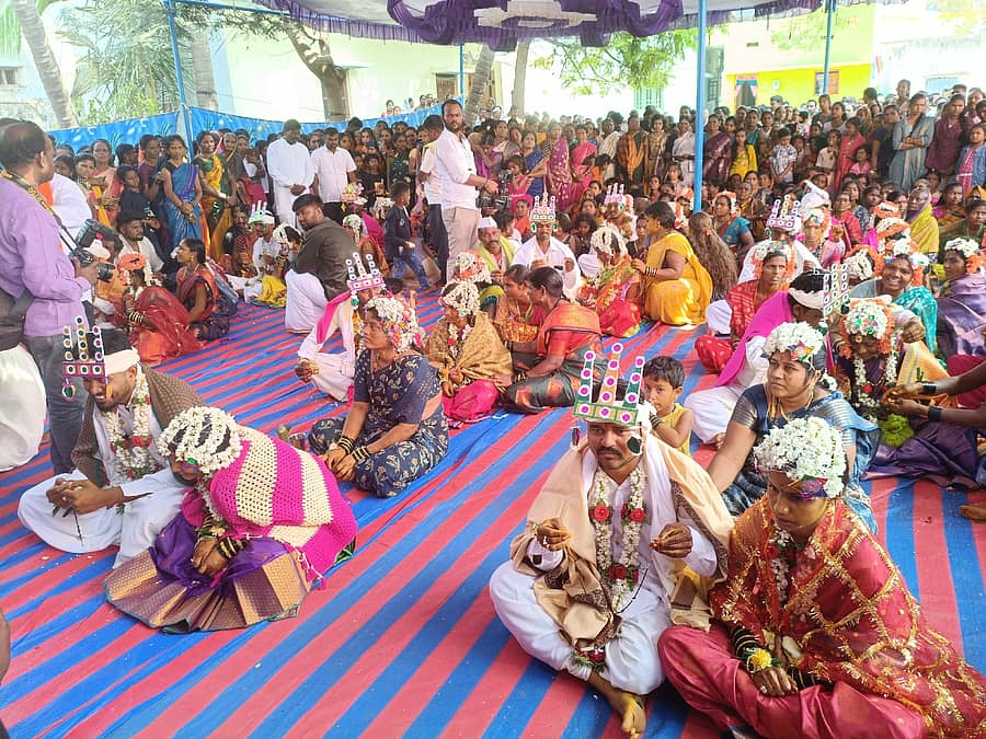 ಮುನಿರಾಬಾದ್ ಸಮೀಪ ಹೊಸಹಳ್ಳಿ ಗ್ರಾಮದಲ್ಲಿ ಭಾನುವಾರ ನಡೆದ ಮಾರುತೇಶ್ವರ ಜಾತ್ರೆಯ ಅಂಗವಾಗಿ 12 ಜೋಡಿ ಸಾಮೂಹಿಕ ಮದುವೆ ನಡೆಯಿತು