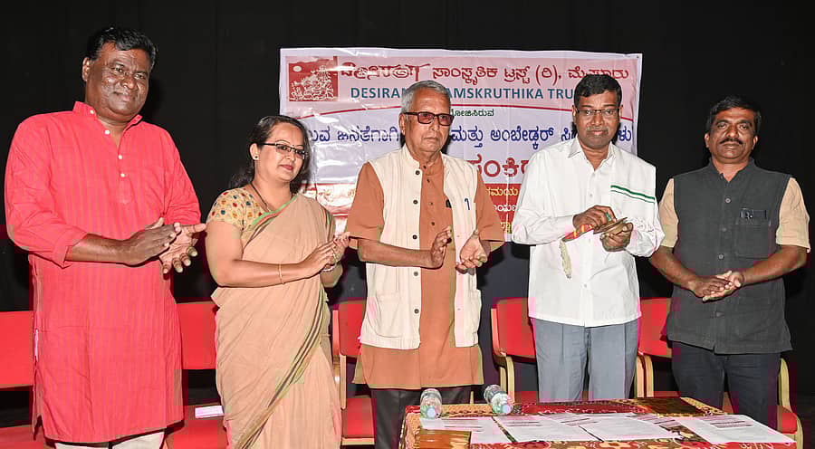 ರಂಗಾಯಣದ ಶ್ರೀರಂಗ ವೇದಿಕೆಯಲ್ಲಿ ಭಾನುವಾರ ವಿಚಾರ ಸಂಕಿರಣವನ್ನು ಶಂಕರ್ ದೇವನೂರು ಉದ್ಘಾಟಿಸಿದರು. ಕೃಷ್ಣ ಜನಮನ, ಬಿ.ಎಸ್. ದಿನಮಣಿ,  ವೆಂಕಟರಾಜು ಹಾಗೂ ಧನಂಜಯ್ ಎಲಿಯೂರು ಜೊತೆಗಿದ್ದರು – ಪ್ರಜಾವಾಣಿ ಚಿತ್ರ