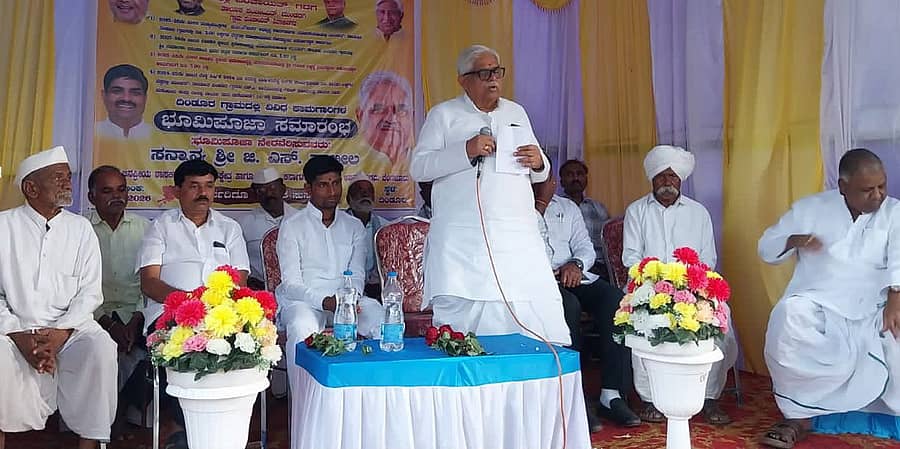 ಮುಂಡರಗಿ ತಾಲ್ಲೂಕಿನ ದಿಂಡೂರು ಗ್ರಾಮದಲ್ಲಿ ಶನಿವಾರ ಹಮ್ಮಿಕೊಂಡಿದ್ದ ವಿವಿಧ ಕಾಮಗಾರಿಗಳ ಭೂಮಿಪೂಜೆ ಸಮಾರಂಭದಲ್ಲಿ ಶಾಸಕ ಜಿ.ಎಸ್. ಪಾಟೀಲ ಮಾತನಾಡಿದರು 