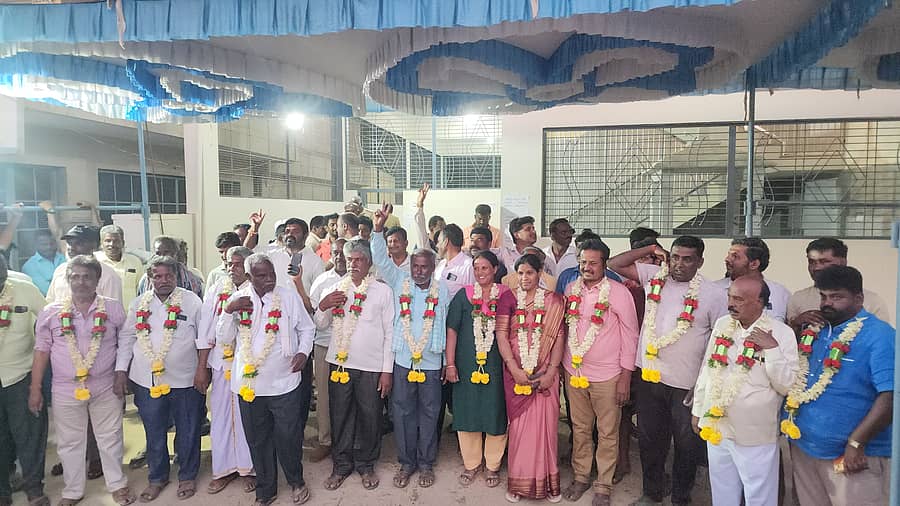 ಚಿಂತಾಮಣಿ ತಾಲ್ಲೂಕಿನ ವೈಜಕೂರು ರೇಷ್ಮೆ ಬೆಳೆಗಾರರ ಮತ್ತು ರೈತರ ಸೇವಾ ಸಹಕಾರ ಸಂಘದ ಚುನಾವಣೆಯಲ್ಲಿ ವಿಜೇತರಾದ ನೂತನ ನಿರ್ದೇಶಕರು 