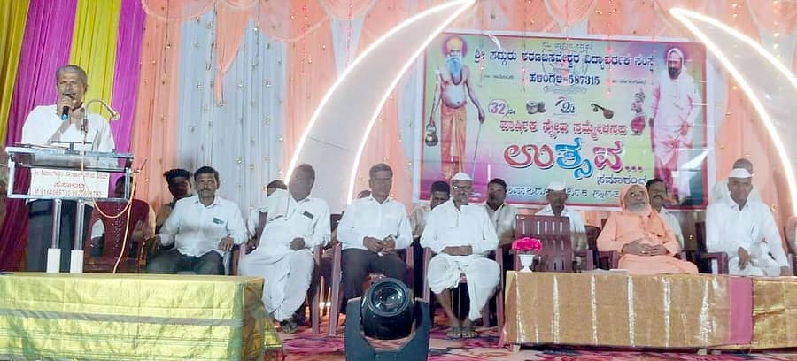 ತೇರದಾಳ ತಾಲ್ಲೂಕಿನ ಹಳಿಂಗಳಿಯ ಶರಣಬಸವೇಶ್ವರ ವಿದ್ಯಾವರ್ಧಕ ಸಂಸ್ಥೆಯ ವಾರ್ಷಿಕೋತ್ಸವದಲ್ಲಿ ಬಾಲವಿಕಾಸ ಅಕಾಡೆಮಿ ನಿರ್ದೇಶಕ ಎಚ್.ವೈ.ಜರಾಳಿ ಮಾತನಾಡಿದರು