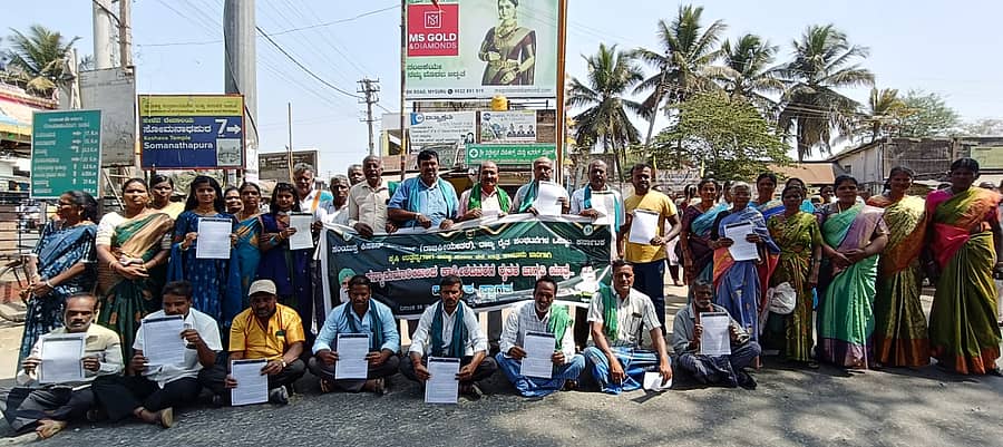 ತಿ.ನರಸೀಪುರ‌ ತಾಲ್ಲೂಕಿನ ಬನ್ನೂರು ಬಸವೇಶ್ವರ ವೃತ್ತದ ಬಳಿ‌ ಕಬ್ಬು ಬೆಳೆಗಾರರ ಸಂಘದ ಹೋಬಳಿ ಘಟಕದ ಮುಖಂಡರು ರಾಜ್ಯ ಸಂಘಟನಾ ಕಾರ್ಯದರ್ಶಿ ಅತ್ತಹಳ್ಳಿ ದೇವರಾಜು ನೇತೃತ್ವದಲ್ಲಿ ರೈತ ಯಾತ್ರೆ ಜಾಗೃತಿ ಜಾಥಾ ಹಾಗೂ ಸಮಾವೇಶದಲ್ಲಿ ಭಾಗವಹಿಸಲು ಜಾಗೃತಿ ಮೂಡಿಸಲಾಯಿತು