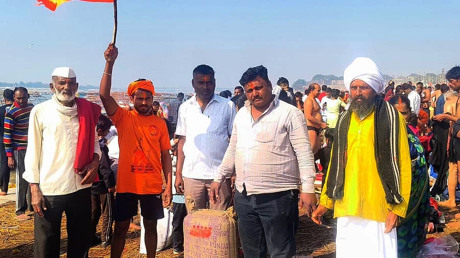 55 ಕೆ.ಜಿ ಗೋದಿ ಹೊತ್ತು ಅಯೋಧ್ಯೆಗೆ ಪಾದಯಾತ್ರೆ ಹೊರಟ ವಿಜಯಪುರ ಜಿಲ್ಲೆ ಸಿಂದಗಿ ಸಮೀಪದ ಬಳಗಾನೂರ ಗ್ರಾಮದ ಯುವಕ ಕೇದಾರಲಿಂಗ ಕುಂಬಾರ ಭಾನುವಾರ ಉತ್ತರಪ್ರದೇಶದ ಪ್ರಯಾಗರಾಜ್ ತ್ರಿವೇಣಿ ಸಂಗಮ ನದಿಯ ದಡದಲ್ಲಿದ್ದಾರೆ.(ಕೈಯಲ್ಲಿ ಧ್ವಜ ಹಿಡಿದ ಯುವಕ ಕೇದಾರಲಿಂಗ ಕುಂಬಾರ).