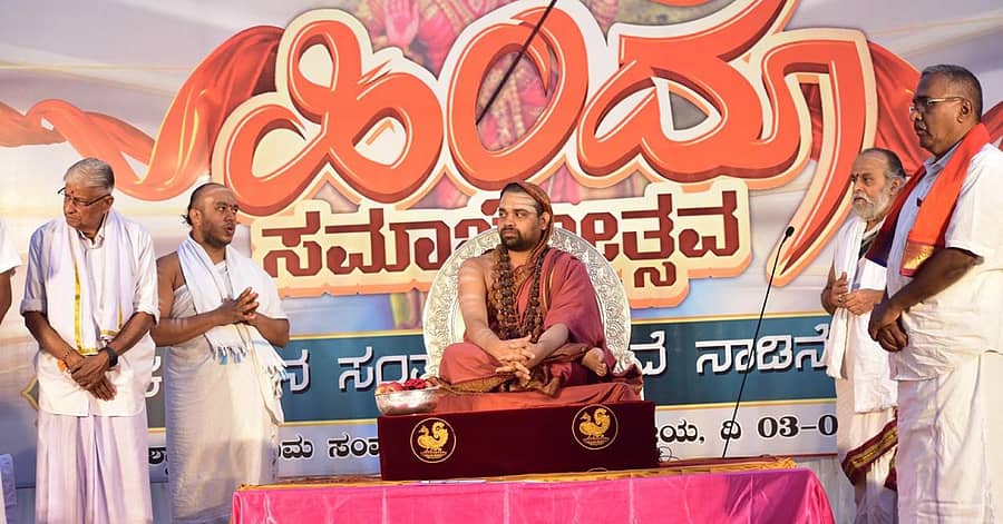 ಶೃಂಗೇರಿಯ ಜ್ಞಾನಭಾರತೀ ವಿದ್ಯಾ ಕೇಂದ್ರದ ಮುಂಭಾಗದಲ್ಲಿ ಹಿಂದೂ ಸಮಾಜೋತ್ಸವ ಆಯೋಜನಾ ಸಮಿತಿ ಆಯೋಜಿಸಿದ ಹಿಂದೂ ಸಮಾಜೋತ್ಸವ ಕಾರ್ಯಕ್ರಮದಲ್ಲಿ ಶಾರದಾ ಪೀಠದ ಗುರುಗಳಾದ ವಿಧುಶೇಖರ ಭಾರತೀ ಸ್ವಾಮೀಜಿ ದಿವ್ಯಸಾನ್ನಿಧ್ಯ ವಹಿಸಿದ್ದರು 