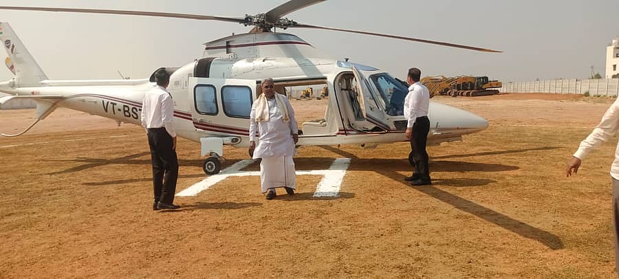 ರಾಯಚೂರು ಜಿಲ್ಲೆಯ ಲಿಂಗಸುಗೂರು ಪಟ್ಟಣದ ಹೊರವಲಯದಲ್ಲಿ ಮುಖ್ಯಮಂತ್ರಿ ಸಿದ್ದರಾಮಯ್ಯನವರ ಹೆಲಿಕಾಪ್ಟರ್ ಇಳಿಯಿತು