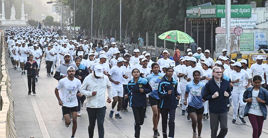 ಮೈಸೂರಿನಲ್ಲಿ ‘ಸ್ವಚ್ಛ ಸರ್ವೇಕ್ಷಣೆ’ ಜಾಗೃತಿಗಾಗಿ ‘ಓಡೋಣ ಮೈಸೂರಿಗಾಗಿ, ಒಂದಾಗೋಣ ಸ್ವಚ್ಛತೆಗಾಗಿ’ ಆಶಯದಲ್ಲಿ ಪಾಲಿಕೆಯು ಭಾನುವಾರ ಆಯೋಜಿಸಿದ್ದ ಓಟದಲ್ಲಿ ಪಾಲ್ಗೊಂಡ ಕ್ರೀಡಾಪ್ರಿಯರು –  ಪ್ರಜಾವಾಣಿ ಚಿತ್ರ/ಅನೂಪ್ ರಾಘ.ಟಿ.