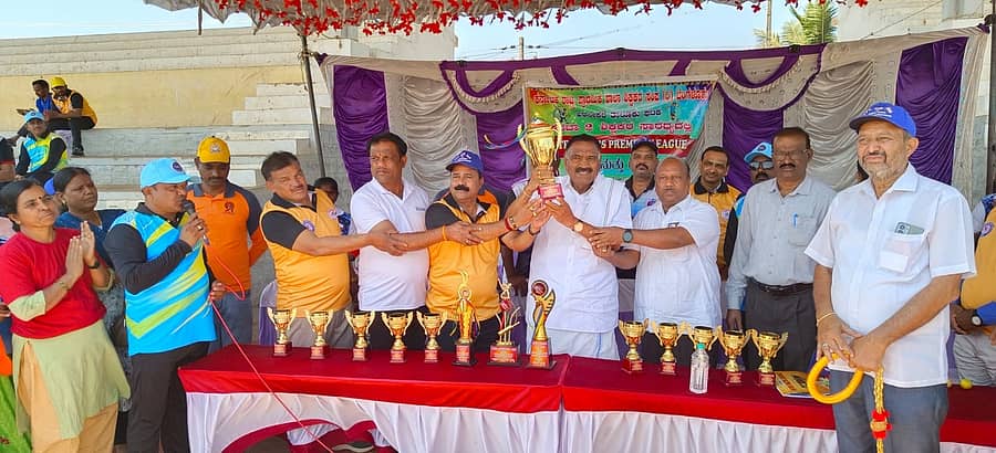 ಅರಸೀಕೆರೆ ತಾಲ್ಲೂಕು ಘಟಕದ ಕಸಬಾ–2 ಶಿಕ್ಷಕರ ವಿಭಾಗ ಹಮ್ಮಿಕೊಂಡಿದ್ದ ಕ್ರಿಕೆಟ್‌ ಮತ್ತು ಥ್ರೊಬಾಲ್‌ ಟೂರ್ನಿಯನ್ನು ಶಾಸಕ ಕೆ.ಎಂ.ಶಿವಲಿಂಗೇಗೌಡ ಟ್ರೋಫಿಯ ಪ್ರದರ್ಶನದೊಂದಿಗೆ ಚಾಲನೆ ನೀಡಿದರು.