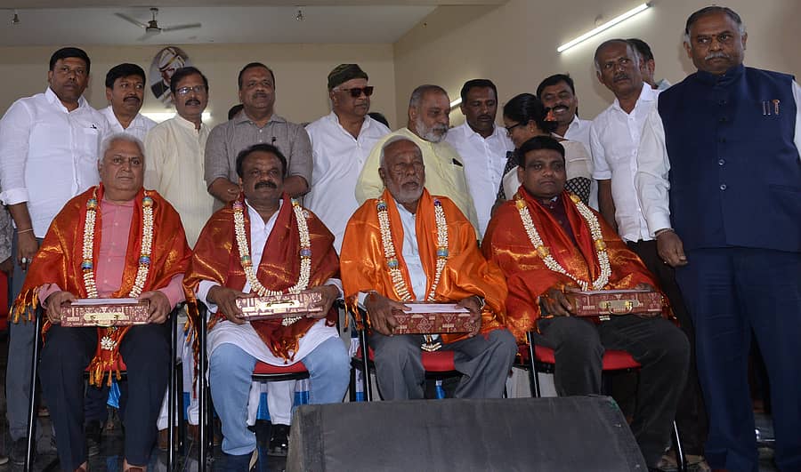 <div class="paragraphs"><p>ಕೋಲಾರದಲ್ಲಿ ವಿ.ಆರ್‌.ಸುದರ್ಶನ್‌ ನೇತೃತ್ವದಲ್ಲಿ ಜ್ಯೋತಿ ಎಜುಕೇಷನಲ್‌ ಟ್ರಸ್ಟ್‌ ಹಮ್ಮಿಕೊಂಡಿದ್ದ ಕಾರ್ಯಕ್ರಮದಲ್ಲಿ ಭಾನುವಾರ ವಿವಿಧ ಕ್ಷೇತ್ರದ ಸಾಧಕರಿಗೆ ವಿಧಾನಸಭಾ ಅಧ್ಯಕ್ಷ ಯು.ಟಿ.ಖಾದರ್ ಪ್ರದಾನ ಮಾಡಿದರು </p></div>