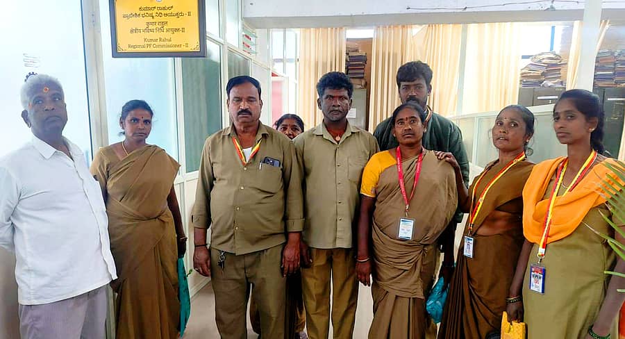 ವಿಜಯಪುರ ಪುರಸಭೆಯ ಪೌರಕಾರ್ಮಿಕರು ಭವಿಷ್ಯ ನಿಧಿ ಬಿಡುಗಡೆಗೆ ಆಗ್ರಹಿಸಿದರು