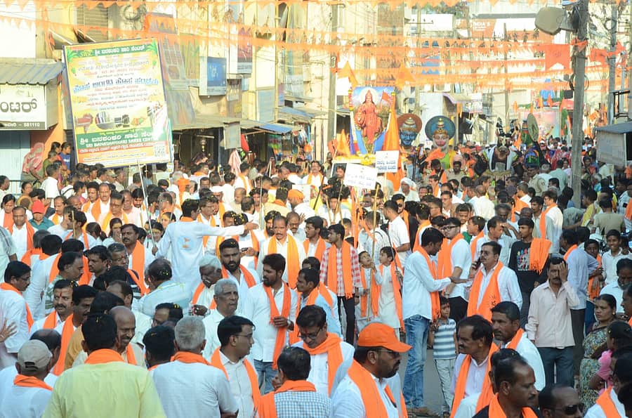 ಹಾವೇರಿಯಲ್ಲಿ ಭಾನುವಾರ ಹಮ್ಮಿಕೊಂಡಿದ್ದ ಹಿಂದೂ ಸಮಾಜೋತ್ಸವದ ಶೋಭಾಯಾತ್ರೆಯಲ್ಲಿ ಪಾಲ್ಗೊಂಡಿದ್ದ ಜನರು