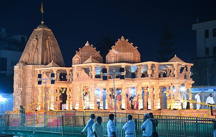 ಮೈಸೂರಿನ ಐಶ್ವರ್ಯ ಪೆಟ್ರೋಲ್ ಬಂಕ್ ಬಳಿ ಪ್ರಜಾಪಿತ ಬ್ರಹ್ಮಕುಮಾರಿ ಈಶ್ವರೀಯ ವಿಶ್ವವಿದ್ಯಾಲಯದಿಂದ 90ನೇ ವಾರ್ಷಿಕೋತ್ಸವ ಹಾಗೂ ಮಹಾಶಿವರಾತ್ರಿಯ ಪ್ರಯುಕ್ತ ಗುಜರಾತಿನ ಸೋಮನಾಥ ಮಂದಿರದ ಪ್ರತಿಕೃತಿಯ ದರ್ಶನ ಆಯೋಜಿಸಿರುವುದು  –ಪ್ರಜಾವಾಣಿ ಚಿತ್ರ