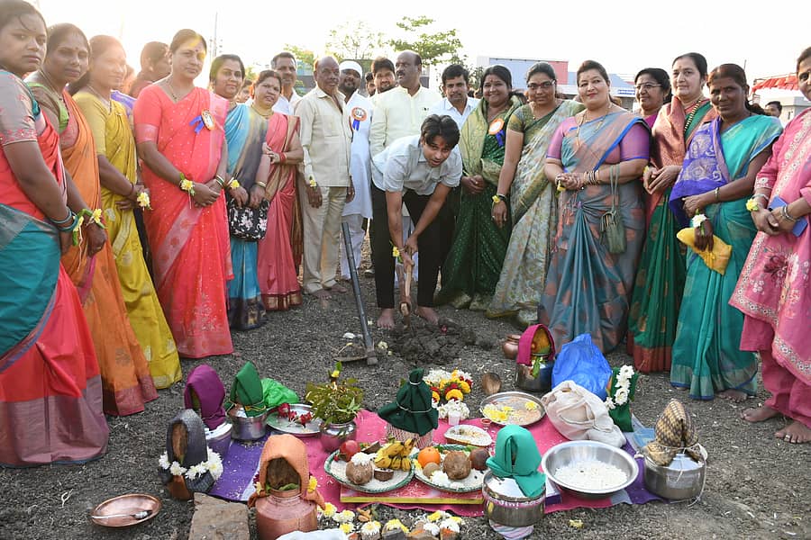 ಗದಗ ನಗರದ ರೇಣುಕಾದೇವಿ, ಪ್ರತ್ಯಂಗಿರಾದೇವಿ ಟ್ರಸ್ಟ್‌ ವತಿಯಿಂದ ನಿರ್ಮಾಣಗೊಳ್ಳಲಿರುವ ಉಭಯ ದೇವಸ್ಥಾನಗಳ ಭೂಮಿಪೂಜೆ ಕಾರ್ಯಕ್ರಮವನ್ನು ಕೃಷ್ಣಗೌಡ ಎಚ್‌.ಪಾಟೀಲ ನೆರವೇರಿಸಿದರು.