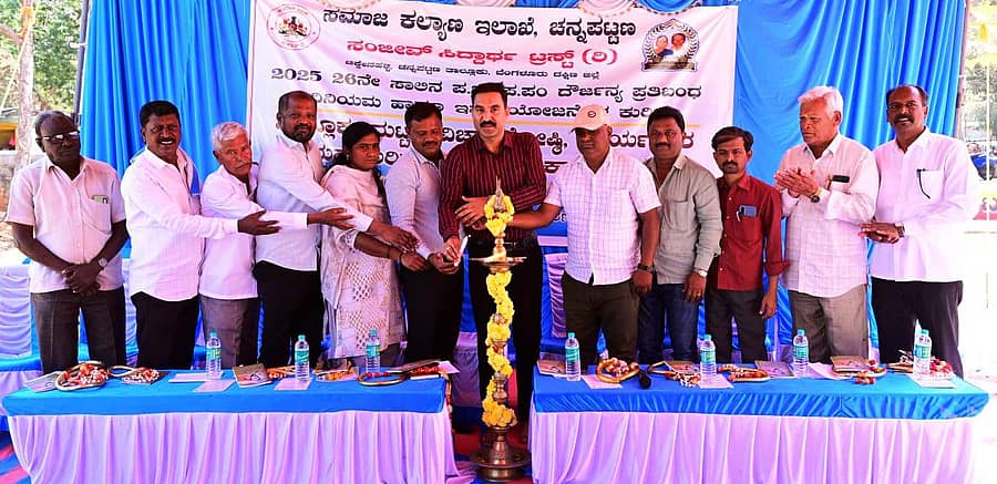 ಚನ್ನಪಟ್ಟಣದ ಕೊಲ್ಲಾಪುರದಮ್ಮ ದೇವಸ್ಥಾನದ ಅವರಣದಲ್ಲಿ ನಡೆದ ಪರಿಶಿಷ್ಟ ಜಾತಿ ಹಾಗೂ ಪಂಗಡದ ದೌರ್ಜನ್ಯ ಪ್ರತಿಬಂಧ ಅಧಿನಿಯಮ ಹಾಗೂ ಇತರ ಯೋಜನೆಗಳ ಕುರಿತು ತಾಲ್ಲೂಕು ಮಟ್ಟದ ವಿಚಾರಗೋಷ್ಠಿಗೆ ತಹಶೀಲ್ದಾರ್ ಬಿ.ಎನ್. ಗಿರೀಶ್ ಚಾಲನೆ ನೀಡಿದರು. ನಗರಸಭೆಯ ಪೌರಯುಕ್ತ ಬಿ.ಮಹೇಂದ್ರ, ಇತರರು ಹಾಜರಿದ್ದರು