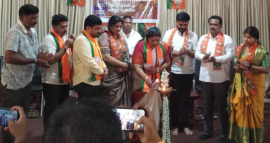 ಯಲ್ಲಾಪುರದಲ್ಲಿ ನಡೆದ ವಿಬಿ ಜಿರಾಮ್‌ಜಿ ಜಾಗೃತಿ ಸಮಾವೇಶವನ್ನು ಬಿಜೆಪಿ ರಾಜ್ಯ ಘಟಕದ ಉಪಾಧ್ಯಕ್ಷೆ ರೂಪಾಲಿ ನಾಯ್ಕ ಉದ್ಘಾಟಿಸಿದರು