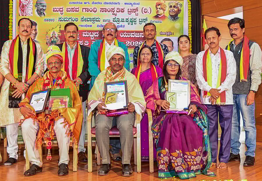 <div class="paragraphs"><p>ಸಮಾರಂಭದಲ್ಲಿ ಸಮ್ಮೇಳನ ಅಧ್ಯಕ್ಷ ಎಂ.ಆರ್. ಉಪೇಂದ್ರ ಕುಮಾರ್ ಅವರನ್ನು ಸನ್ಮಾನಿಸಲಾಯಿತು. ಸಿದ್ಧಲಿಂಗಸ್ವಾಮಿ, ವಿ. ನಿಶಾ ಗೋಪಿನಾಥ್ ಅವರಿಗೆ ಪುನೀತ್ ರಾಜಕುಮಾರ್ ಯುವ ಸಾಹಿತ್ಯ ದತ್ತಿ ಪ್ರಶಸ್ತಿ ಪ್ರದಾನ ಮಾಡಲಾಯಿತು. </p></div>