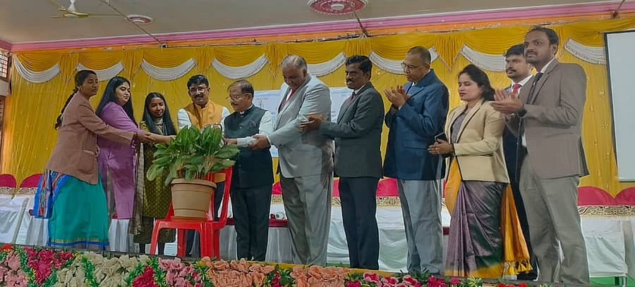 ಹಾವೇರಿ ಜಿಲ್ಲಾ ಗುರುಭವನದಲ್ಲಿ ಈಚೆಗೆ ಹಮ್ಮಿಕೊಂಡಿದ್ದ ‘ಅರೆಕಾಲಿಕ ಸ್ವಯಂ ಸೇವಕರ ತರಬೇತಿ ಕಾರ್ಯಾಗಾರ’ವನ್ನು ಪ್ರಧಾನ ಜಿಲ್ಲಾ ಮತ್ತು ಸೆಷನ್ಸ್ ನ್ಯಾಯಾಧೀಶರಾದ ಬಿರಾದಾರ ದೇವಿಂದ್ರಪ್ಪಾ ಎನ್. ಉದ್ಘಾಟಿಸಿದರು