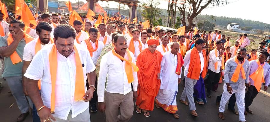 ಚನ್ನಮ್ಮನ ಕಿತ್ತೂರಿನಲ್ಲಿ ಭಾನುವಾರ ನಡೆದ ಶೋಭಾಯಾತ್ರೆಯಲ್ಲಿ ಶಾಸಕ ಬಾಬಾಸಾಹೇಬ ಪಾಟೀಲ, ಮಾಜಿ ಶಾಸಕ ಮಹಾಂತೇಶ ದೊಡ್ಡಗೌಡರ ಮತ್ತು‌‌ ಮುಖಂಡರು ಪಾಲ್ಗೊಂಡಿದ್ದರು