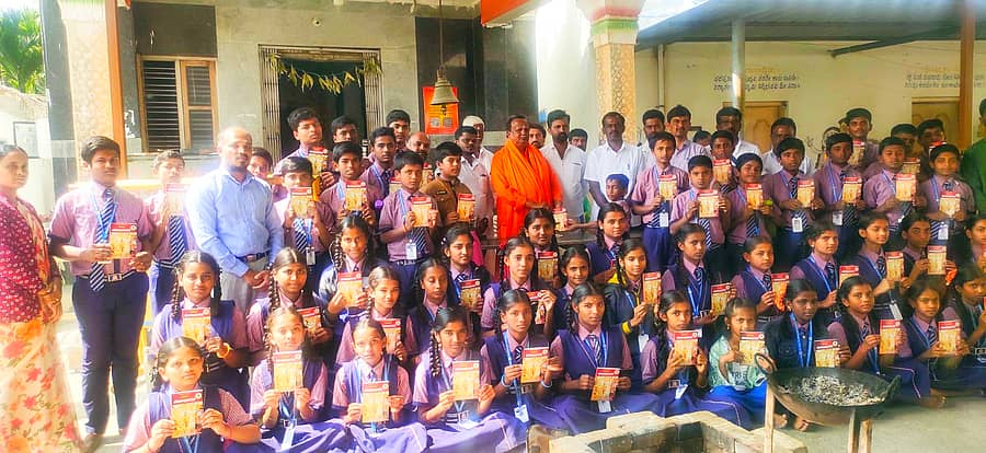 ಮಾಗಡಿ ತಾಲ್ಲೂಕಿನ ಕಳ್ಳಿಪಾಳ್ಯ ಗ್ರಾಮದಲ್ಲಿ ರೇಣುಕಮ್ಮ ಸಂಸ್ಥೆ ವತಿಯಿಂದ ಆಯೋಜಿಸಿದ್ದ ಮಹಾಭಾರತ ಪರೀಕ್ಷೆ ಕಥೆ ಪುಸ್ತಕಗಳನ್ನು ರಂಗನಾಥನಂದ ಸ್ವಾಮೀಜಿ ಮಾಡಿದರು