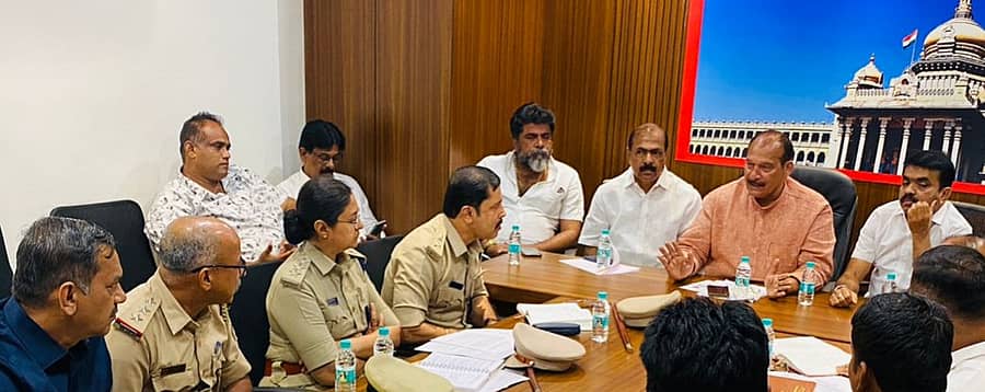 ಮಂಗಳೂರಿನ ಸಂಚಾರ ಸಮಸ್ಯೆಗಳು ಹಾಗೂ ನಂತೂರು ಜಂಕ್ಷನ್‌ನ ಪ್ರಮುಖ ಸಮಸ್ಯೆಗಳ ನಿವಾರಣೆ ಕುರಿತು ಐವನ್ ಡಿಸೋಜ ಅವರು ಅಧಿಕಾರಿಗಳ ಜೊತೆ ಶನಿವಾರ ಸಮಾಲೋಚನೆ ನಡೆಸಿದರು