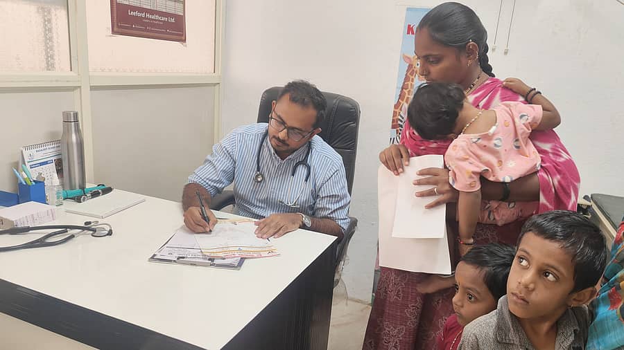 ಹನುಮಸಾಗರದ ರೇಣುಕಾ ಕ್ಲಿನಿಕ್ ಹಾಗೂ ಮಕ್ಕಳ ಆಸ್ಪತ್ರೆ ಇಲಕಲ್ ಸಹಯೋಗದಲ್ಲಿ ಆಯೋಜಿಸಿದ್ದ ಚಿಕ್ಕ ಮಕ್ಕಳ ಉಚಿತ ಆರೋಗ್ಯ ತಪಾಸಣಾ ಶಿಬಿರ ನಡೆಯಿತು