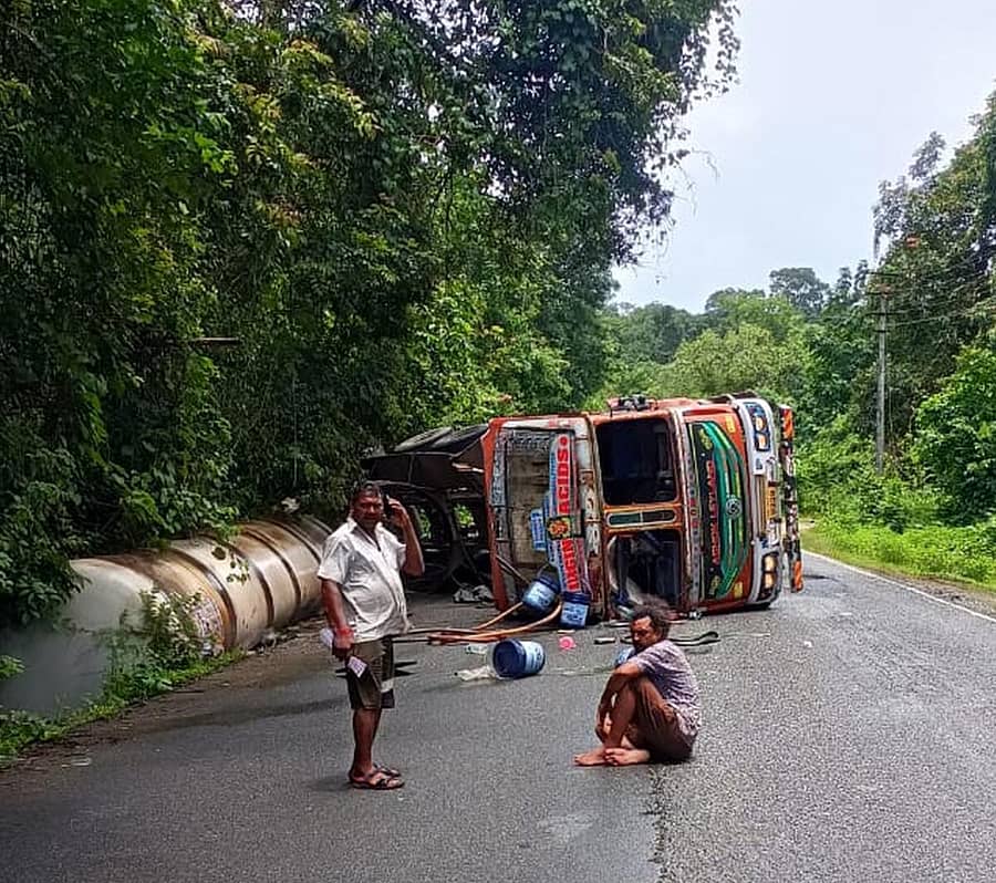 ಅಂಕೋಲಾ ತಾಲ್ಲೂಕಿನ ಕಂಚಿನಬಾಗಿಲ ತಿರುವಿನಲ್ಲಿ ರಾಸಾಯನಿಕ ಸಾಗಿಸುತ್ತಿದ್ದ ಟ್ಯಾಂಕರ್ ಪಲ್ಟಿಯಾಗಿರುವುದು.