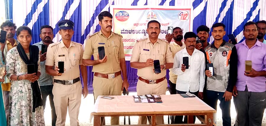 ಮೊಳಕಾಲ್ಮುರಿನಲ್ಲಿ ಭಾನುವಾರ ಪೊಲೀಸ್‌ ಇಲಾಖೆ ಹಮ್ಮಿಕೊಂಡಿದ್ದ ಜನಸಂಪರ್ಕ ಸಭೆಯಲ್ಲಿ ರ್ಕಲ್‌ ಇನ್‌ಸ್ಪೆಕ್ಟರ್ ಆರ್.‌ ನಾಗರಾಜ್‌ ಮಾತನಾಡಿದರು