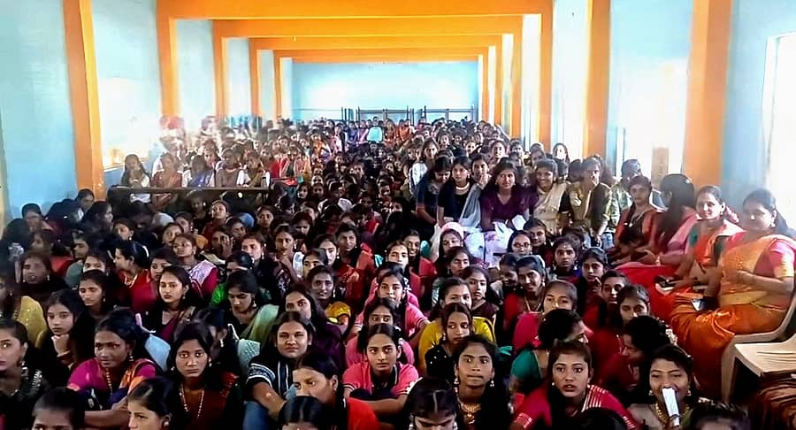 ಹೊಳೆನರಸೀಪುರದ ಬಾಲಕಿಯರ ಸರ್ಕಾರಿ ಪದವಿಪೂರ್ವ ಕಾಲೇಜಿನಲ್ಲಿ ಶನಿವಾರ ಆಯೋಜಿಸಿದ್ದ  ನಮನ ಸಂಗಮ, ಪ್ರತಿಭಾ ಪುರಸ್ಕಾರ ಹಾಗೂ ಬೀಳ್ಕೊಡುಗೆ ಸಮಾರಂಭದಲ್ಲಿ ವಿದ್ಯಾರ್ಥಿನಿಯರು ಆಕರ್ಷಕ ಉಡುಗೆ ತೊಟ್ಟು ಸಂಭ್ರಮಿಸಿದರು.