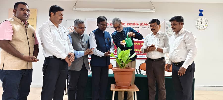 ಗಿಡಕ್ಕೆ ನೀರೆರೆಯುವ ಮೂಲಕ ರಹಮತ್ ತರೀಕೆರೆ ಅವರು ಕಾರ್ಯಕ್ರಮ ಉದ್ಘಾಟಿಸಿದರು. ನಾಗರಾಜ ತಲಘಟ್ಟಪುರ, ರಂಗನಾಥ ಕಂಟನಕುಂಟೆ, ಸರ್ಜಾಶಂಕರ್ ಹರಳಿಮಠ, ರವಿಕುಮಾರ ಪಿ.ಜಿ., ನಾಗೇಶ್ ಎನ್., ಕುಪ್ಪನಹಳ್ಳಿ ಎಂ. ಭೈರಪ್ಪ ಉಪಸ್ಥಿತರಿದ್ದರು